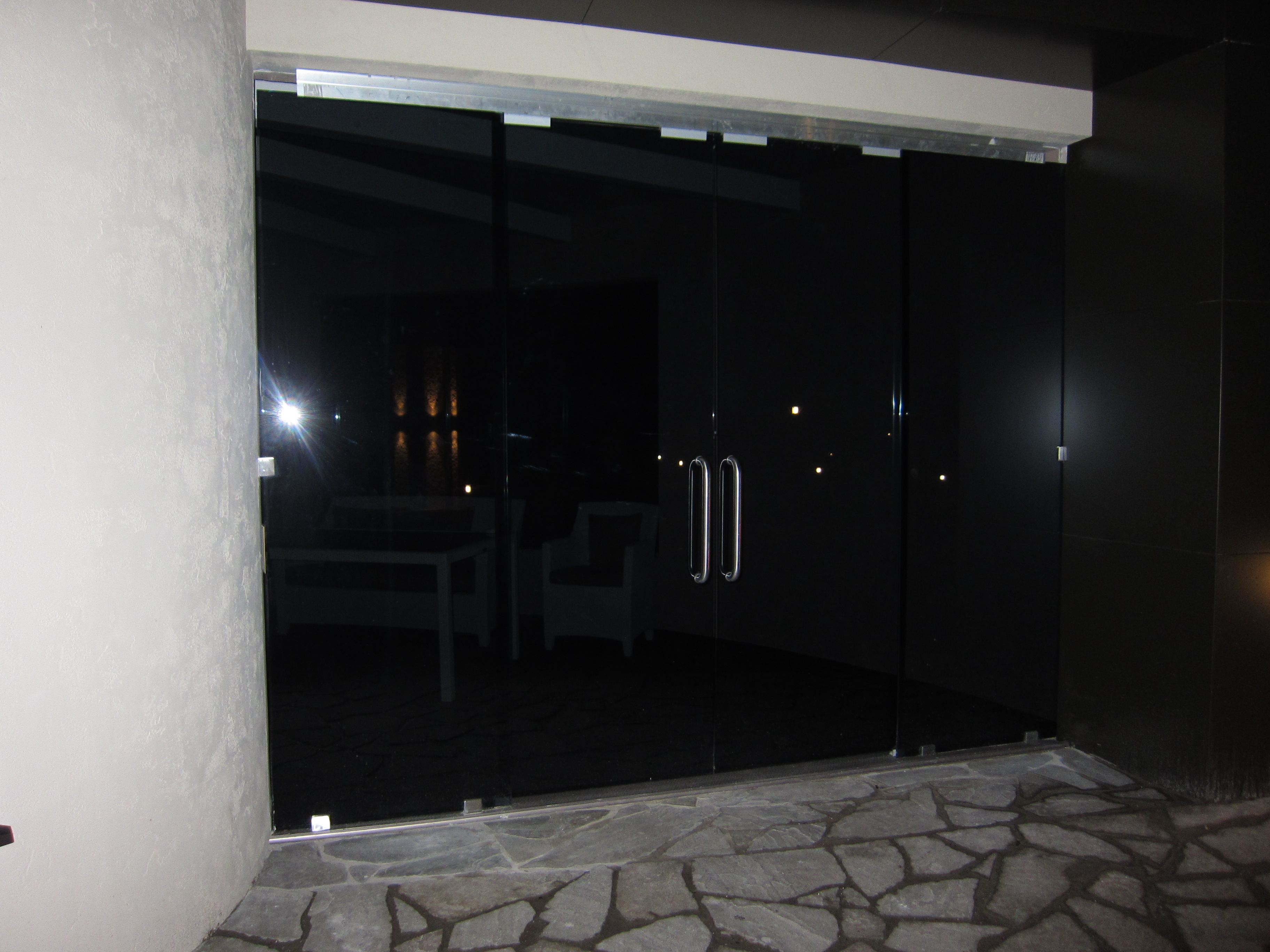 Стеклянные двери