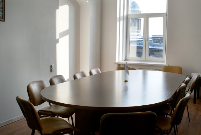 Консультируй клиентов в центре города.