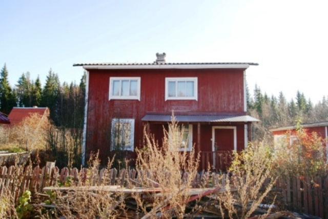 Дом с земельным участком  10 соток  расположен в развитом садоводстве п Высоцк Выборгского района